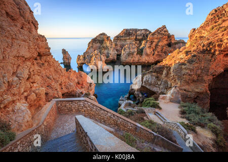 Sanften Farben der Morgendämmerung auf den roten Klippen von Ponta da Piedade Lagos Algarve Portugal Europa Stockfoto