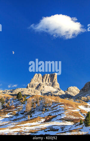 Herbstliche Aussicht auf bunte Wälder und Monte Averau vom Falzarego Pass Dolomiten von Belluno Venetien Italien Europa Stockfoto