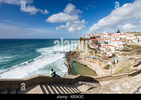 Touristische bewundert die Dorf Azenhas do Mar mit Blick auf den Atlantischen Ozean Sintra Portugal Europa Stockfoto