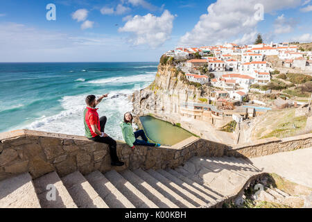 Touristen bewundern die Dorf Azenhas do Mar mit Blick auf den Atlantischen Ozean Sintra Portugal Europa Stockfoto