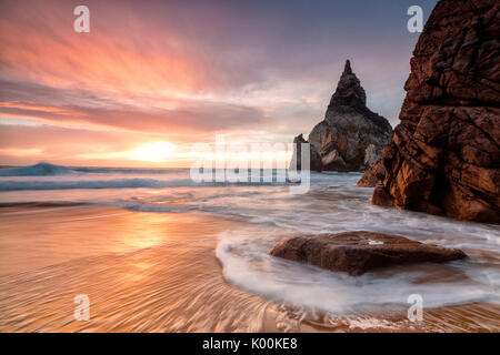Golden Reflexionen von den Klippen von Praia da Ursa Strand vom Meer bei Sonnenuntergang Cabo da Roca Colares Sintra Portugal Europa gebadet Stockfoto