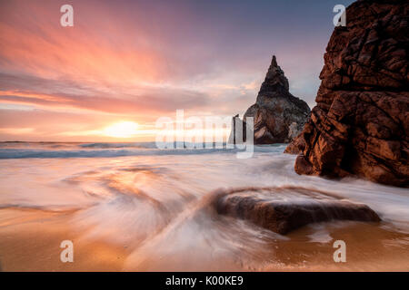 Golden Reflexionen von den Klippen von Praia da Ursa Strand vom Meer bei Sonnenuntergang Cabo da Roca Colares Sintra Portugal Europa gebadet Stockfoto
