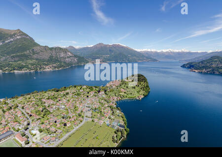 Luftaufnahme der Dorf von Bellagio Rahmen durch die blauen Comer See und schneebedeckten Gipfeln im Hintergrund Lombardei Italien Europa Stockfoto