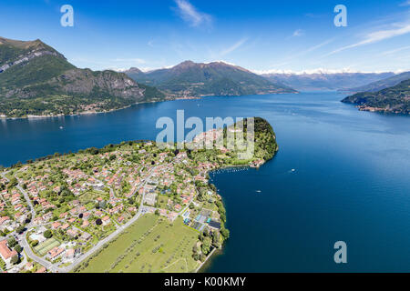 Luftaufnahme der Dorf von Bellagio Rahmen durch die blauen Comer See und schneebedeckten Gipfeln im Hintergrund Lombardei Italien Europa Stockfoto