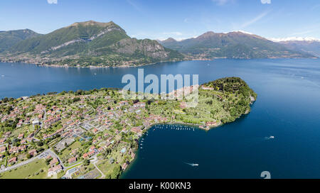 Luftaufnahme der Dorf von Bellagio Rahmen durch die blauen Comer See und schneebedeckten Gipfeln im Hintergrund Lombardei Italien Europa Stockfoto