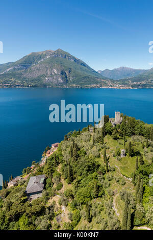 Luftaufnahme der grünen Hügel und Schloss mit Blick auf Varenna, Comer see Lecco Provinz Lombardei Italien Europa umgeben Stockfoto