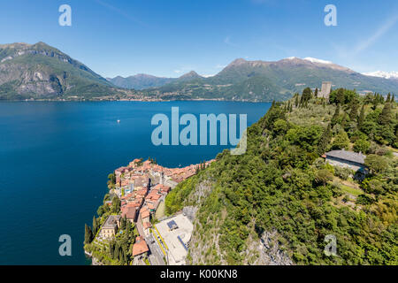 Luftaufnahme der grünen Hügel und Schloss mit Blick auf Varenna, Comer see Lecco Provinz Lombardei Italien Europa umgeben Stockfoto