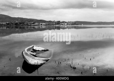 Ein sinkendes Schiff auf See Trasimeno (Umbrien), mit Passignano Stadt im Hintergrund Stockfoto