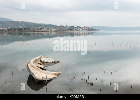 Ein sinkendes Schiff auf See Trasimeno (Umbrien), mit Passignano Stadt im Hintergrund Stockfoto