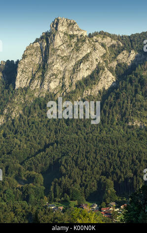 Nockstein in Salzburg, Österreich, Europa. Vertikale. Mit den Ausläufern der Nördlichen Kalkalpen und Osthorn Gruppe. Blick vom Heuberg. Stockfoto