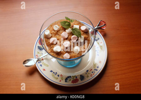 Blended Fruit Smoothie aus Apfel, Traube, Joghurt, Zimt und Zitrone, gekrönt mit Marshmallows und Minzeblättchen Stockfoto