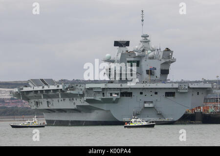 HMS Queen Elizabeth (R08) sitzt in HM Marinestützpunkt Portsmouth folgenden bei ihr zu Hause ankommen-Port zum ersten Mal Stockfoto