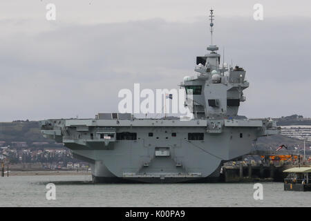 HMS Queen Elizabeth (R08) sitzt in HM Marinestützpunkt Portsmouth folgenden bei ihr zu Hause ankommen-Port zum ersten Mal Stockfoto