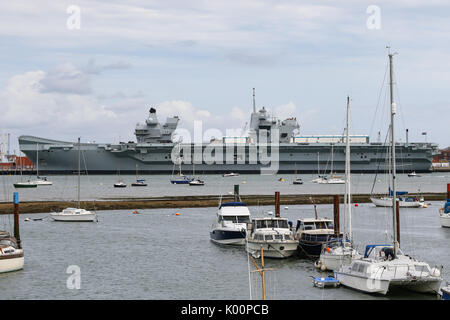 HMS Queen Elizabeth (R08) sitzt in HM Marinestützpunkt Portsmouth folgenden bei ihr zu Hause ankommen-Port zum ersten Mal Stockfoto