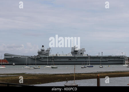 HMS Queen Elizabeth (R08) sitzt in HM Marinestützpunkt Portsmouth folgenden bei ihr zu Hause ankommen-Port zum ersten Mal Stockfoto