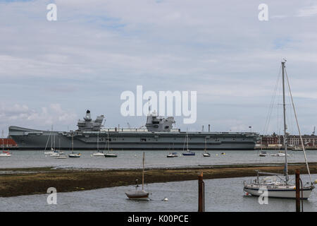 HMS Queen Elizabeth (R08) sitzt in HM Marinestützpunkt Portsmouth folgenden bei ihr zu Hause ankommen-Port zum ersten Mal Stockfoto