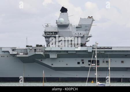 HMS Queen Elizabeth (R08) sitzt in HM Marinestützpunkt Portsmouth folgenden bei ihr zu Hause ankommen-Port zum ersten Mal Stockfoto