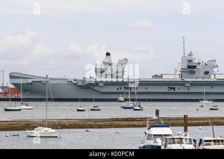 HMS Queen Elizabeth (R08) sitzt in HM Marinestützpunkt Portsmouth folgenden bei ihr zu Hause ankommen-Port zum ersten Mal Stockfoto