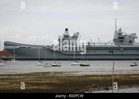 HMS Queen Elizabeth (R08) sitzt in HM Marinestützpunkt Portsmouth folgenden bei ihr zu Hause ankommen-Port zum ersten Mal Stockfoto