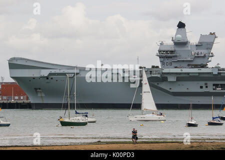 HMS Queen Elizabeth (R08) sitzt in HM Marinestützpunkt Portsmouth folgenden bei ihr zu Hause ankommen-Port zum ersten Mal Stockfoto