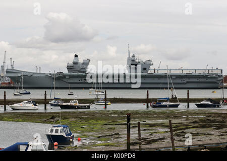 HMS Queen Elizabeth (R08) sitzt in HM Marinestützpunkt Portsmouth folgenden bei ihr zu Hause ankommen-Port zum ersten Mal Stockfoto