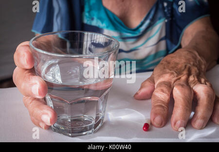 Alte nehmen täglich Medikamente Dosis zu Hause, Andalusien, Spanien Stockfoto