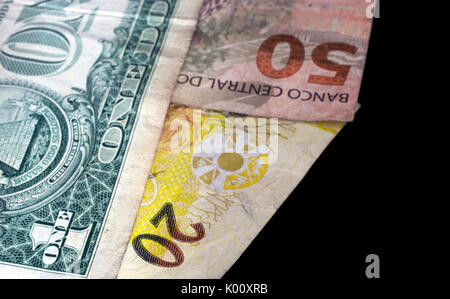 Zwei Brasilianischen Real Money Bank Notes und einem US-Dollar Hinweis Stockfoto