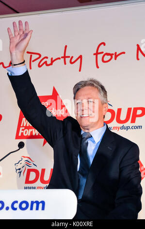 24. November 2012.  Belfast, Nordirland.  Demokratische Unionist Parteiführer, Peter Robinson, liefert die Keynote auf der jährlichen Konferenz. Stockfoto