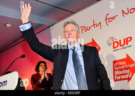 24. November 2012. Belfast, Nordirland. Democratic Unionist Party Leader, Peter Robinson, dank dem Publikum nach seiner Rede auf der Jährlichen Konferenz. Stockfoto