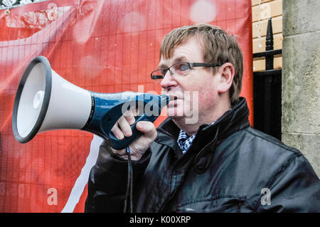 Belfast, Nordirland. 05. Dez 2015 - Willie Frazer Adressen die Menge, als die Evangelischen Koalition halten ein Protest gegen islamische Flüchtlinge nach Nordirland kommen. Stockfoto