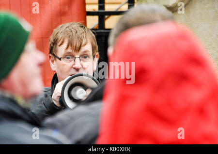 Belfast, Nordirland. 05. Dez 2015 - Willie Frazer Adressen die Menge, als die Evangelischen Koalition halten ein Protest gegen islamische Flüchtlinge nach Nordirland kommen. Stockfoto