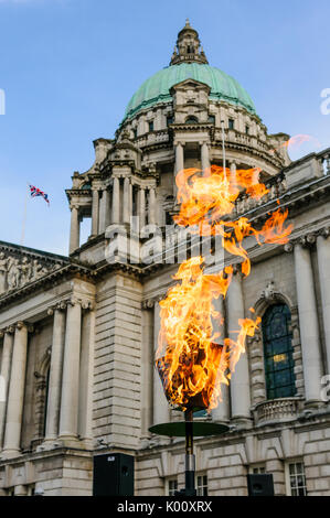 BELFAST, Nordirland, Großbritannien - 21.April 2016 - Belfast City Council Licht ein leuchtfeuer am Rathaus der Geburtstag von Königin Elizabeth II. zu feiern. Stockfoto