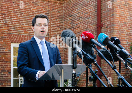 Belfast, Nordirland. 27/03/2017 - Staatssekretär für norhern Ireland, James Brokenshire, gibt eine Presseerklärung zu Versagen der politicial Parteien eine Koalition in Nordirland außerhalb Stormont Haus zu vereinbaren. Stockfoto