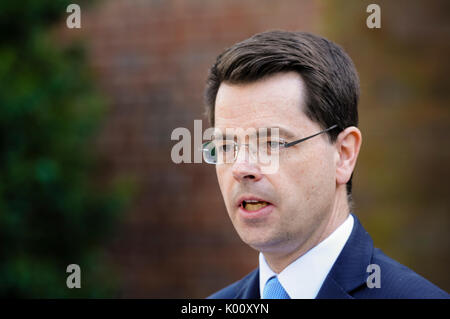 Belfast, Nordirland. 27/03/2017 - Staatssekretär für norhern Ireland, James Brokenshire, gibt eine Presseerklärung zu Versagen der politicial Parteien eine Koalition in Nordirland außerhalb Stormont Haus zu vereinbaren. Stockfoto