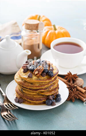Kürbis Pfannkuchen mit Beeren und Nüssen Stockfoto