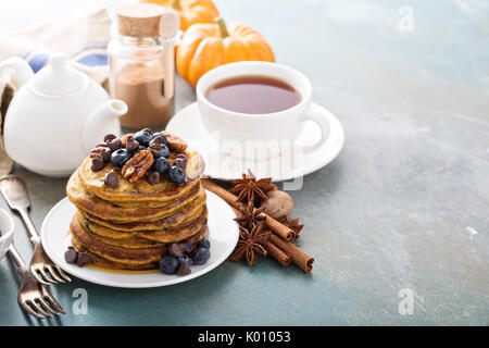 Kürbis Pfannkuchen mit Beeren und Nüssen Stockfoto