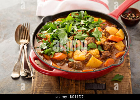 Geschmortem Rindfleisch mit Kartoffeln, Karotten und Petersilie Stockfoto
