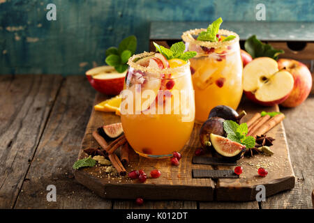 Herbst sangria Cocktail mit Apple, Feigen und Orangen Stockfoto