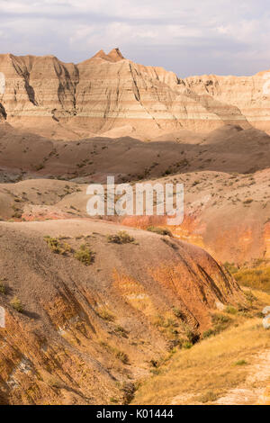 Die Wolken lassen die Sonne Licht Felsformationen in der South Dakota Badlands Stockfoto