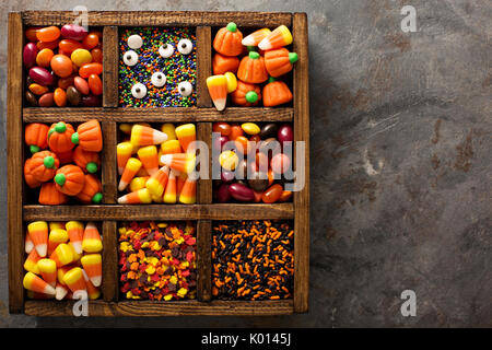 Halloween Candy und Streuseln in Holzkiste Stockfoto