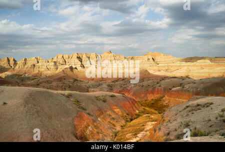 Die Wolken lassen die Sonne Licht Felsformationen in der South Dakota Badlands Stockfoto