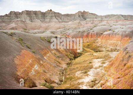 Die Wolken lassen die Sonne Licht Felsformationen in der South Dakota Badlands Stockfoto