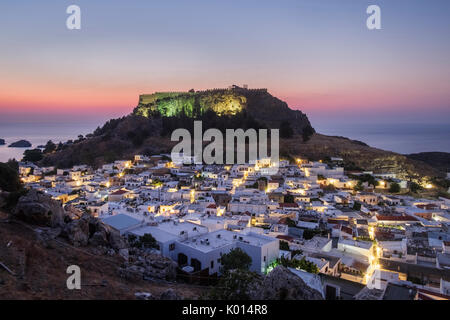 Sonnenaufgang im Sommer über die Stadt Lindos liegt unter der Akropolis. Rhodos, Griechenland Stockfoto