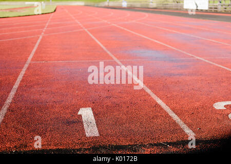 Spur 1 auf einer roten Leichtathletik Laufbahn Stockfoto