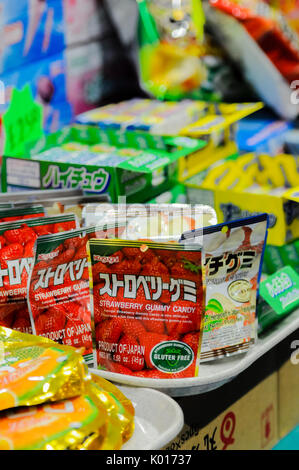 Auswahl der japanische Snacks zu verkaufen, in das Vereinigte Königreich importiert Stockfoto