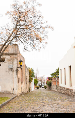Koloniale Architektur in den gepflasterten Straßen von Colonia del Sacramento, Uruguay. Weltkulturerbe der UNESCO Stockfoto
