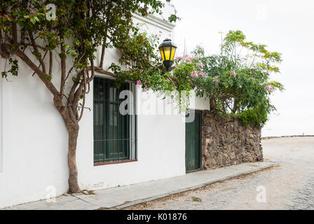 Koloniale Architektur in den gepflasterten Straßen von Colonia del Sacramento, Uruguay. Weltkulturerbe der UNESCO Stockfoto