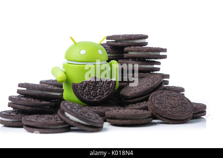 Ein android Maskottchen von Oreo Cookies umgeben Stockfoto