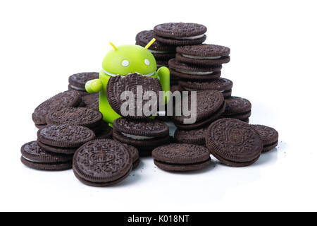 Ein android Maskottchen von Oreo Cookies umgeben Stockfoto