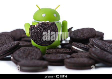 Ein android Maskottchen von Oreo Cookies umgeben Stockfoto